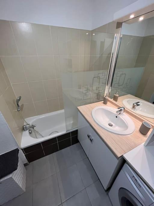 Joli Appt 45 M2 Avec Terrasse Apartment Lunel  Luaran gambar